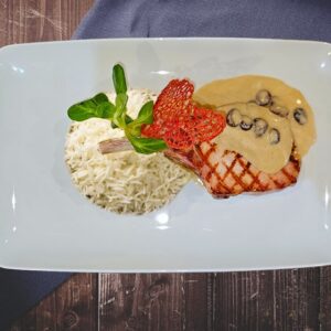 Cotlet de porc cu sos de merișoare și orez basmati