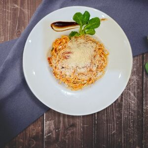 Spaghetti cu piept de pui și sos roșu